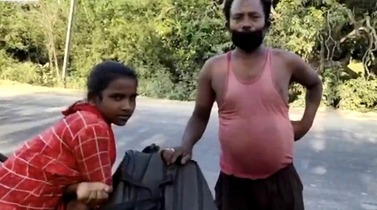   Cả hai cha con Kumari vừa đi vừa nghỉ dọc đường, nhiều người đã giúp đỡ họ đồ ăn  