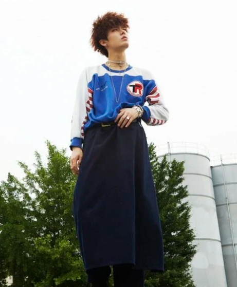 15 trang phục dở khóc dở cười của sao Kpop: Lisa như cây phất trần, chủ tịch Park gây sốc 3