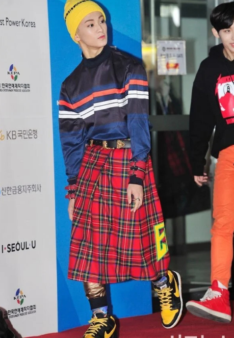 15 trang phục dở khóc dở cười của sao Kpop: Lisa như cây phất trần, chủ tịch Park gây sốc 9