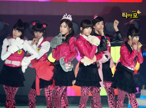 15 trang phục dở khóc dở cười của sao Kpop: Lisa như cây phất trần, chủ tịch Park gây sốc 7