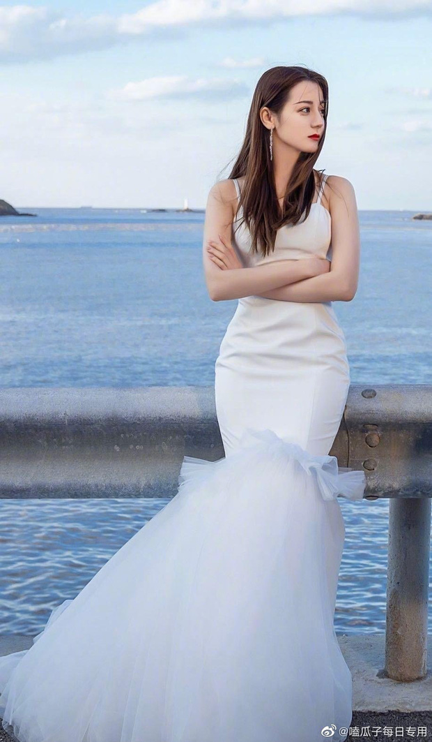 Sao nữ Hoa ngữ mặc váy cưới: Địch Lệ Nhiệt Ba đẹp kinh diễm, Dương Tử bị tố dùng thế thân 0