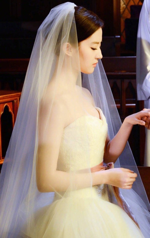 Sao nữ Hoa ngữ mặc váy cưới: Địch Lệ Nhiệt Ba đẹp kinh diễm, Dương Tử bị tố dùng thế thân 21