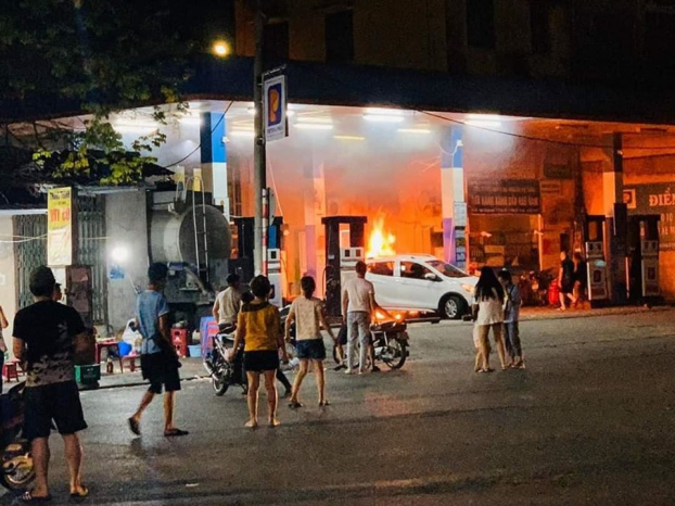 Hà Nội: Cây xăng Hào Nam bốc cháy do xe ô tô lùi làm đổ cột bơm xăng 0