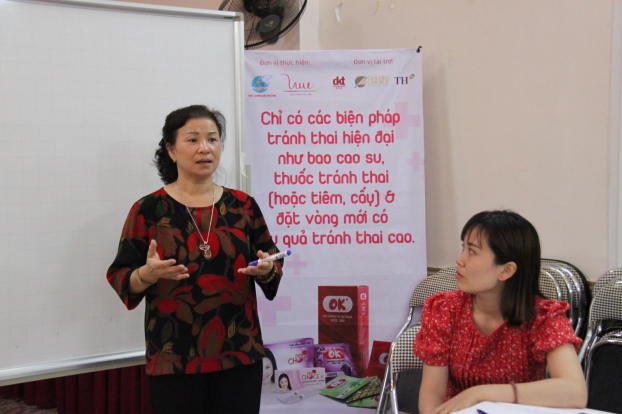   Bác sỹ Trần Thị Minh Tâm cung cấp kỹ năng về sức khỏe sinh sản cho cán bộ  