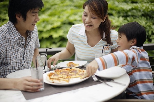   Các bậc phụ huynh cũng có thể đưa con đi ăn hoặc gọi Pizza về ăn tại nhà cùng con ngày 1/6  