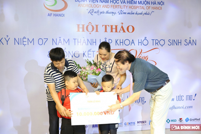   Bác sĩ Vũ Khắc Lợi - Giám đốc Bệnh viện tặng thưởng cho 1 gia đình trong Tuần lễ Vàng 2019.  