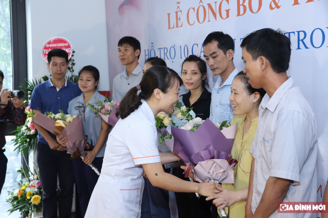   Ths. BS Lê Thị Thu Hiền, Phó Giám đốc Bệnh viện tặng hoa chúc mừng các gia đình được hỗ trợ miễn phí TTTON.  