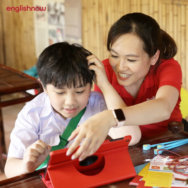   Các bạn nhỏ được trải nghiệm phương pháp học tiếng Anh dễ dàng trên máy tính bảng.  