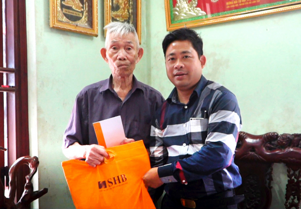  Đại diện Tập đoàn T&T Group tặng quà hỗ trợ cụ Nguyễn Đình Oa  