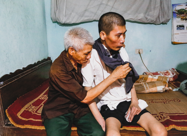  Anh Nguyễn Văn Hùng – Phường Ngọc Châu, tỉnh Hải Dương, bị liệt 5 năm nay sau khi bị tai nạn lao động  