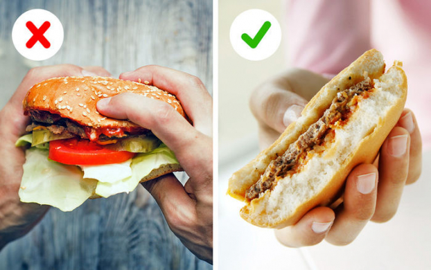  Ăn burger bằng cách lộn ngược bánh, như vậy phần vỏ bánh lớn hơn ở trên sẽ hấp thụ nhiều nước sốt hơn nửa dưới và sẽ tránh tình trạng nước sốt trào ra khi ăn.  