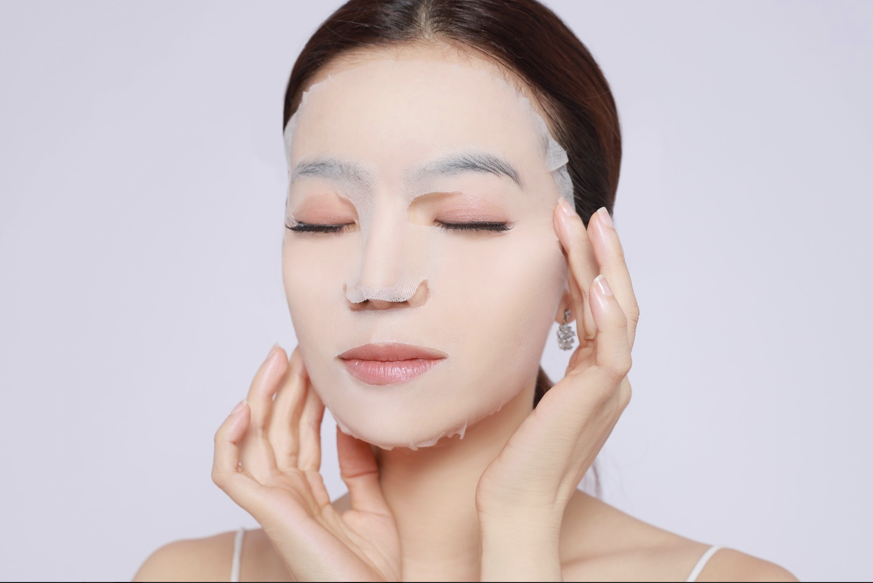   Bạn có thể nuôi dưỡng làn da khô bằng cách đắp mặt nạ hàng tuần  