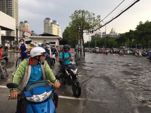   Người Sài Gòn đã vô cùng ngao ngán với tình trạng ngập lụt mùa mưa  
