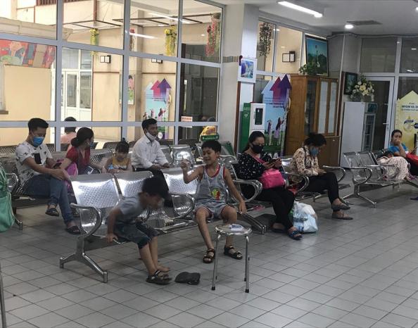   Nhiều trẻ gặp vấn đề về sức khỏe mùa nắng nóng được cha mẹ đưa đi khám tại khoa Nhi, Bệnh viện Bạch Mai  