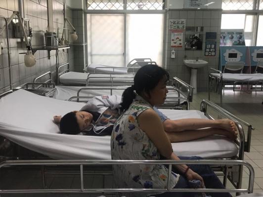   Một bệnh nhi bị ốm trong mùa nắng nóng đang được điều trị tại khoa Nhi, Bệnh viện Bạch Mai  