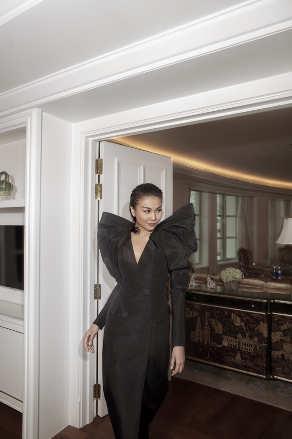   Siêu mẫu Thanh Hằng quyến rũ trong chiếc đầm đen với phần cổ khoét sâu, vai bồng tạo hình tượng nữ nhân mạnh mẽ, cá tính.  