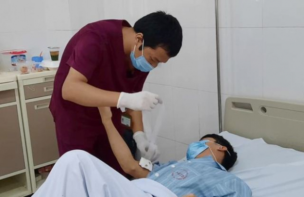   Bác sĩ Việt thăm khám cho bệnh nhân.  