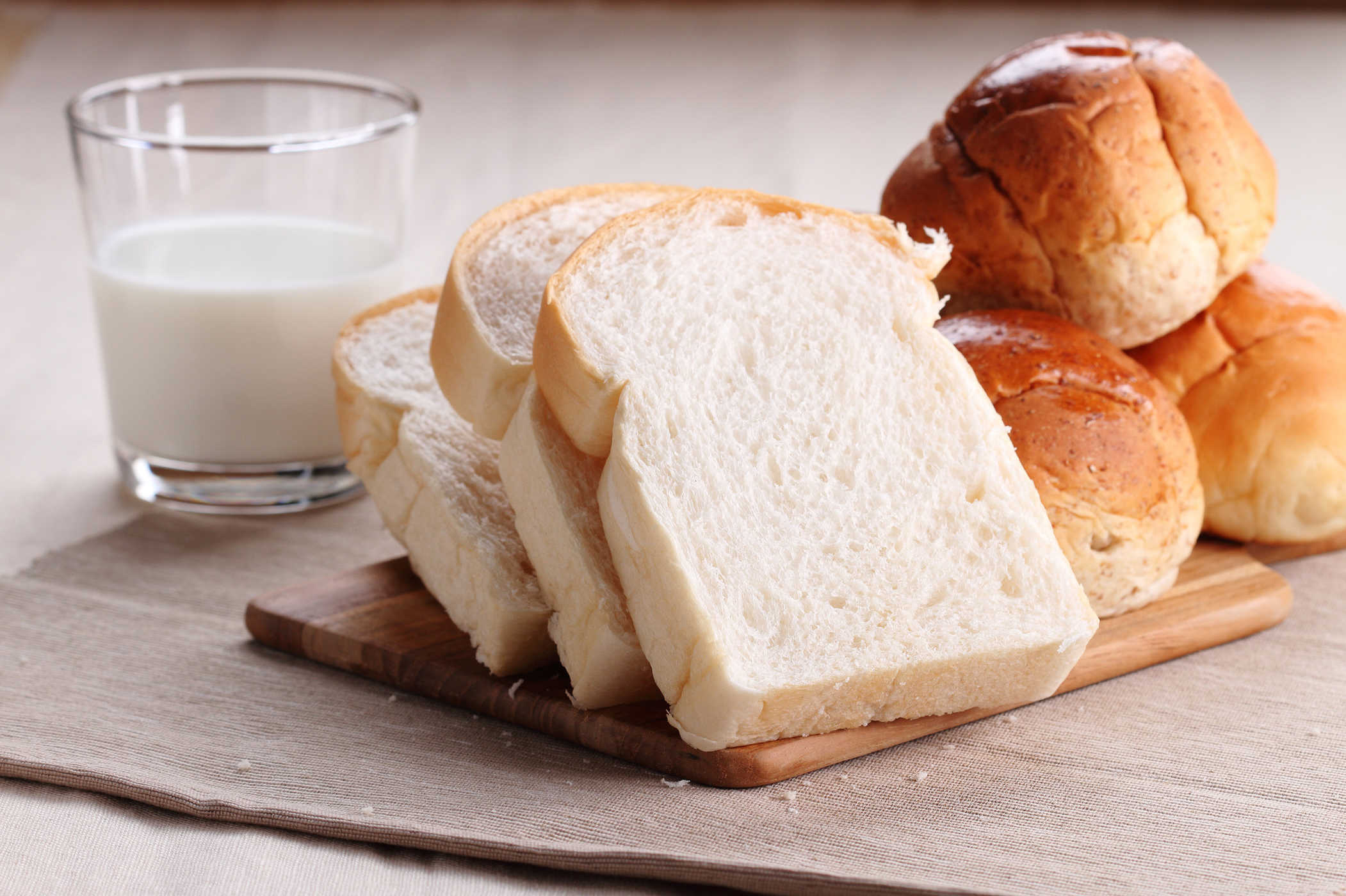   Bánh mỳ trắng là thực phẩm gây tăng cân, nhất là vùng eo  