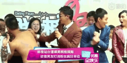 Địch Lệ Nhiệt Ba bị người đàn ông lạ mặt lao lên cầu hôn trên sóng truyền hình trực tiếp 10
