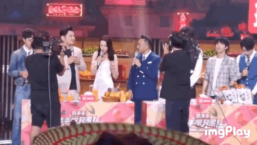 Địch Lệ Nhiệt Ba bị người đàn ông lạ mặt lao lên cầu hôn trên sóng truyền hình trực tiếp 1