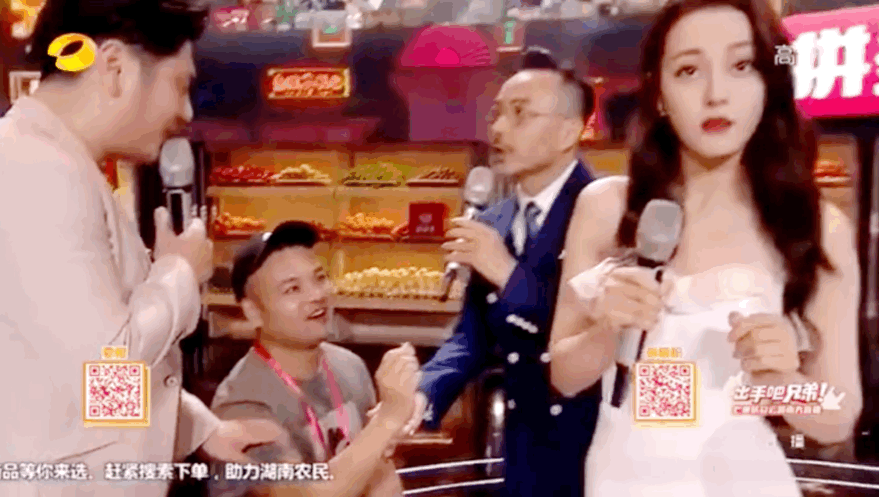 Địch Lệ Nhiệt Ba bị người đàn ông lạ mặt lao lên cầu hôn trên sóng truyền hình trực tiếp 2