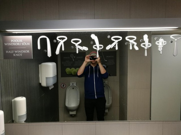 Gương trong nhà vệ sinh có cả hình hướng dẫn thắt cà vạt