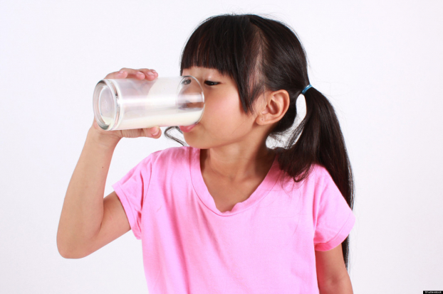   Nhắc trẻ uống nước thường xuyên để làm mát cơ thể, phòng ngừa dịch bệnh trong mùa hè. Ảnh minh họa  