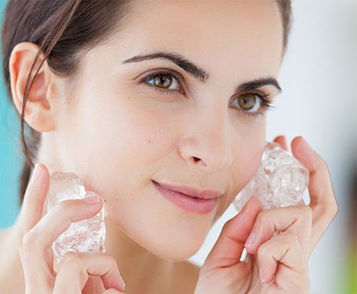   Sử dụng nước đá có thể giúp mặt đỡ bị sưng hơn  