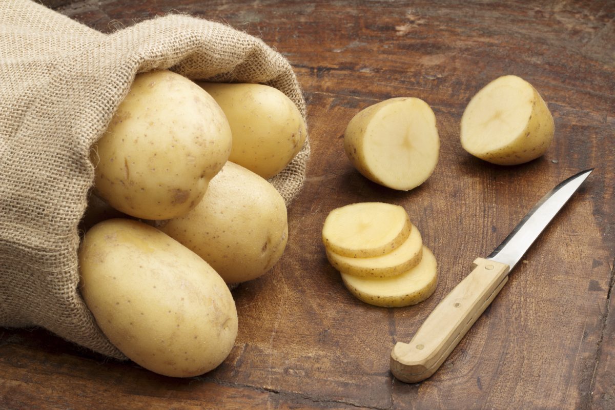   Đắp khoai tây có thể giúp gương mặt thon gọn hơn  