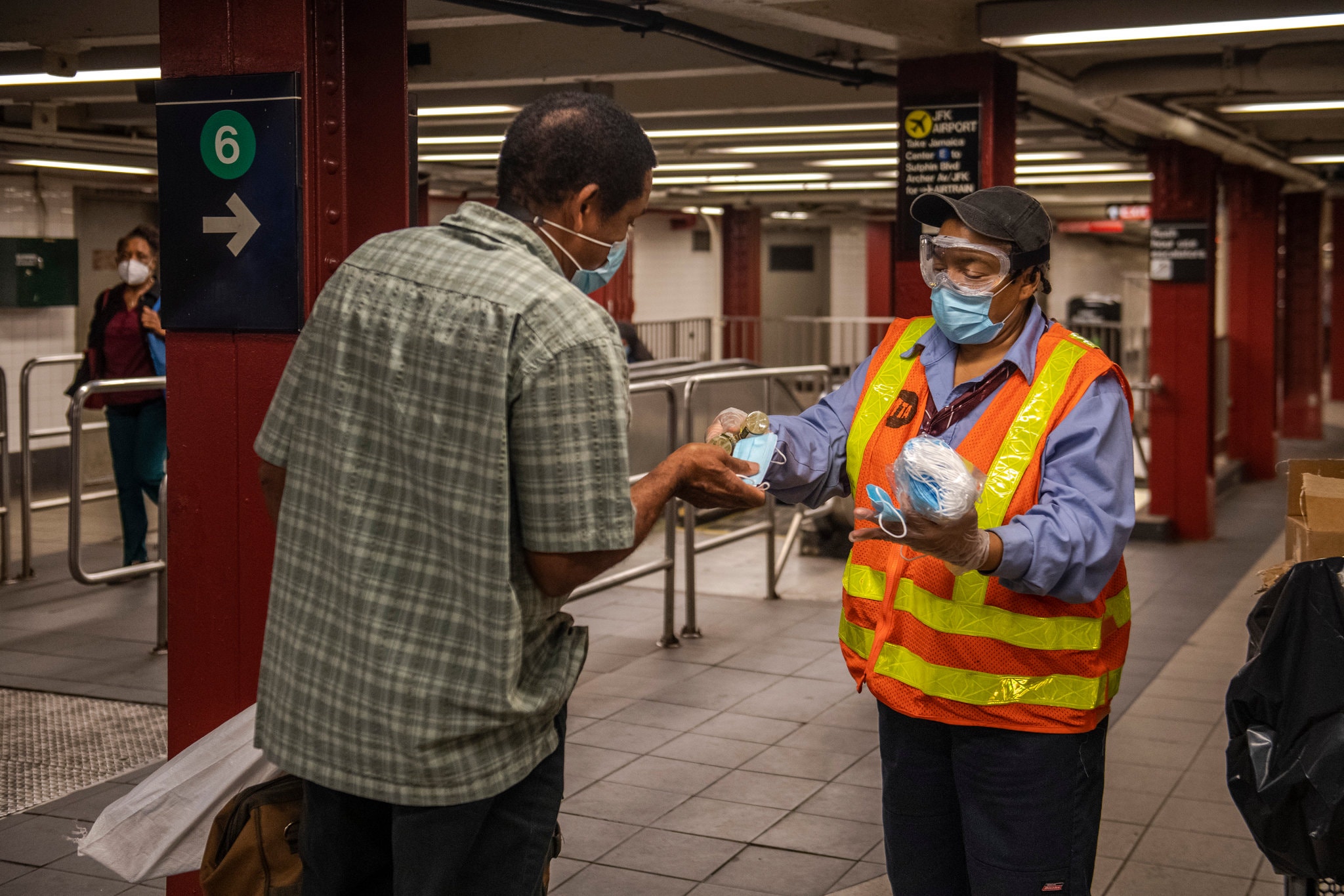   Nhân viên nhà ga ở Manhattan phát khẩu trang cho hành khách  