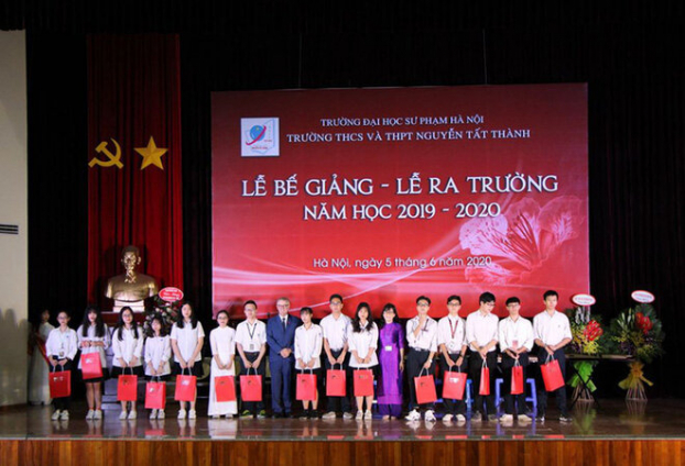   Trường Nguyễn Tất Thành là trường đầu tiên trong cả nước kết thúc năm học sớm.  