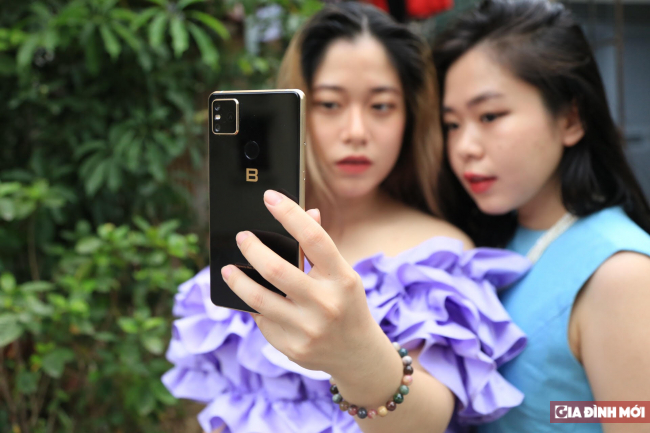   Chiếc điện thoại Bphone B86 anh Thái trải nghiệm. Vợ và em của anh Thái đang trải nghiệm tính năng selfie  