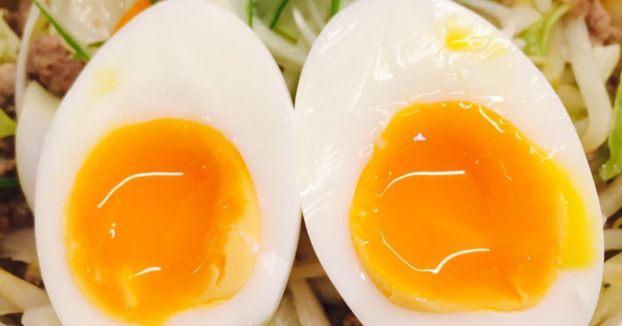   Trứng luộc chưa chín hẳn mà để qua đêm thì không nên ăn  