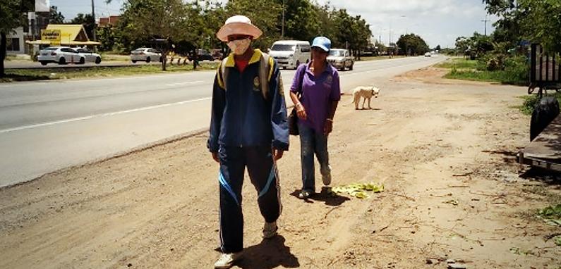   Vợ chồng anh Somkit Tothongkrang quyết định đi bộ về quê thăm mẹ  
