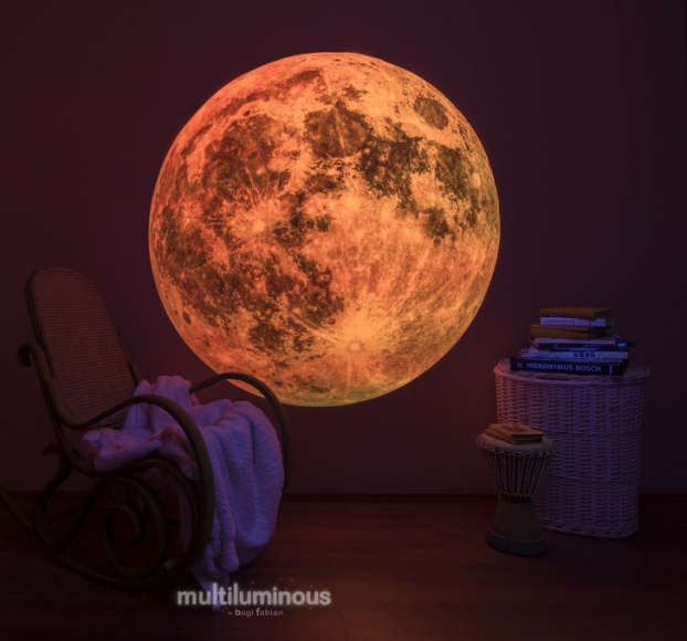   Mang mặt trăng vào trong phòng với bức tranh phát sáng trong bóng tối  