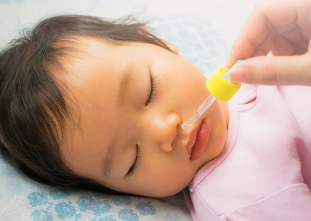   Thường xuyên nhỏ nước muối sinh lý cho bé cũng là cách để vệ sinh đường hô hấp, giảm ngủ ngáy ở trẻ. Ảnh minh họa  