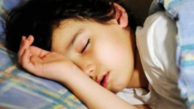   Trẻ ở độ tuổi đi học, ngủ ngáy kèm theo các cơn ngưng thở sẽ làm trẻ bị mất tập trung trong học tập, học kém. Ảnh minh họa  