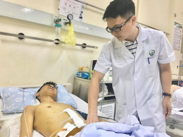   BS Mẫn Văn Chung – Khoa Phẫu thuật Gan mật đang thăm khám cho em Lê Văn Thành  