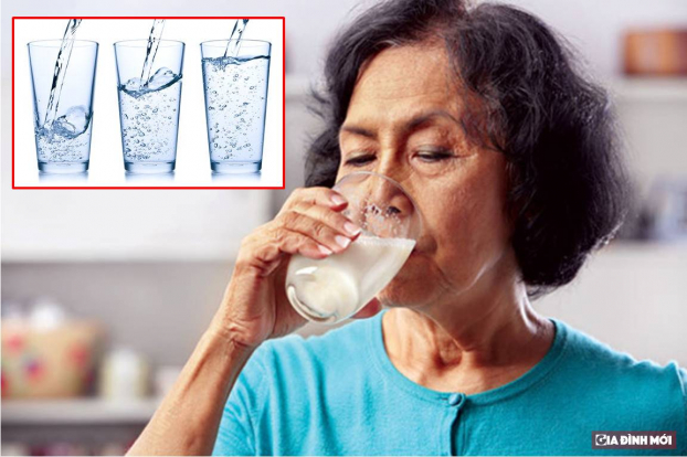   Trong những ngày nắng nóng người cao tuổi không nên ra ngoài trời nắng, nên uống đủ nước để phòng ngừa bệnh tật. Ảnh minh họa  