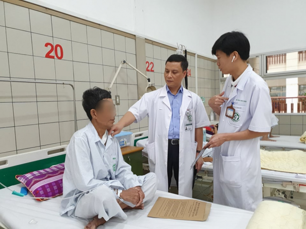   TS.BS Trần Mạnh Hùng và BS Triệu Văn Trường thăm khám cho bệnh nhân Q.  