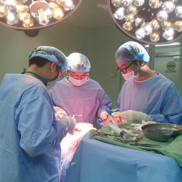  Các bác sĩ tiến hành phẫu thuật bóc tách u màng não cho bệnh nhân  