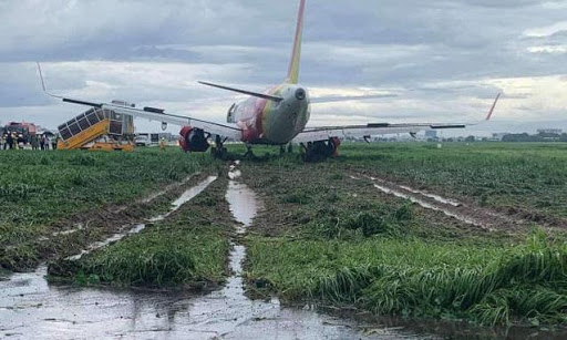   Máy bay gặp sự cố khi hạ cánh  