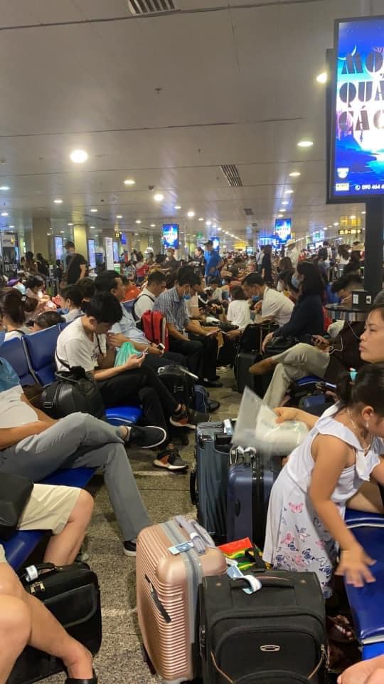   Hành khách mắc kẹt tại sân bay  