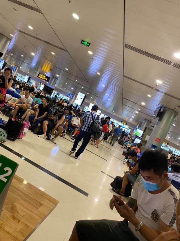 Sân bay Tân Sơn Nhất thất thủ, kẹt cứng sau vụ máy bay hạ cánh lệch đường băng 4