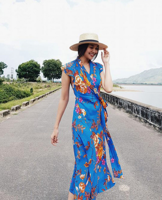   Ngoài trang phục theo phong cách menswear, siêu mẫu Thanh Hằng cũng là mỹ nhân chuộng các kiểu váy maxi. Một chiếc váy maxi hoa với họa tiết rực rỡ như thế này sẽ cực kỳ phù hợp cho chuyến đi biến vào mùa hè.  