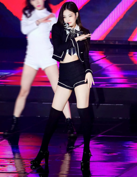 20 lần Jennie (BLACKPINK) khiến fan mê mẩn trong trang phục mang phong cách highteen 6