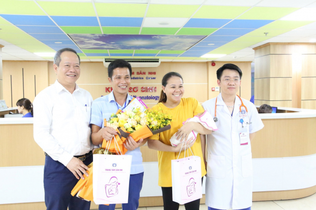   Các bác sĩ Trung tâm Sản Nhi Phú Thọ chúc mừng gia đình chị Mai.  