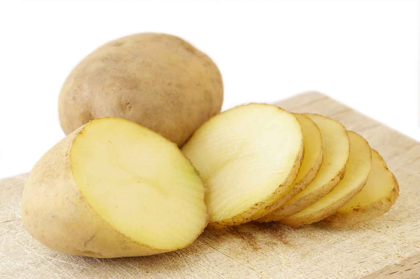   Chỉ nên dùng dao bào nhẹ phần vỏ khoai tây bên ngoài trước khi nấu để giữ chất dinh dưỡng  