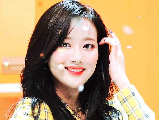   Lee Na Eun được yêu thích bởi vẻ ngoài đẹp dịu dàng, nụ cười rạng rỡ làm hàng ngàn trái tim lỡ nhịp. Cô nàng cũng được xếp là hàng top visual của Kpop thế hệ mới với Tzuyu, Jennie, Irene...  