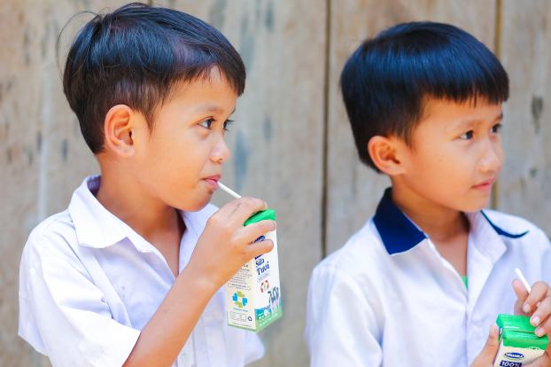 Trẻ em được uống sữa học đường miễn phí ở Quảng Nam 2
